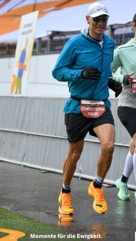Laufend gesund, täglich bewegt… Zum Beispiel am Swiss City Marathon Luzern vom 26.10.2025. Aufnahme im Stadion kurz vor Km 36 Im Ziel nach 3:10:48 / M55 # genussläufer #marathon #training #bewegung #ernährung #mentale-gesundheit